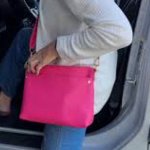 Thirty one “Relaxed Crossbody Bag” in Hibiscus pink - Picture 1 of 3